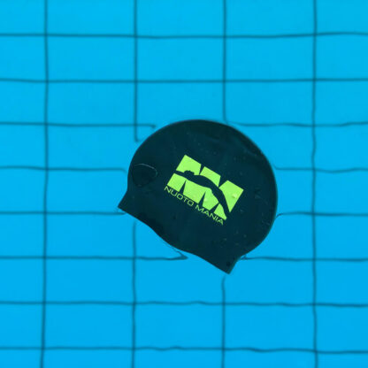 Cuffia silicone big logo Nuoto Mania NM001-nero in acqua