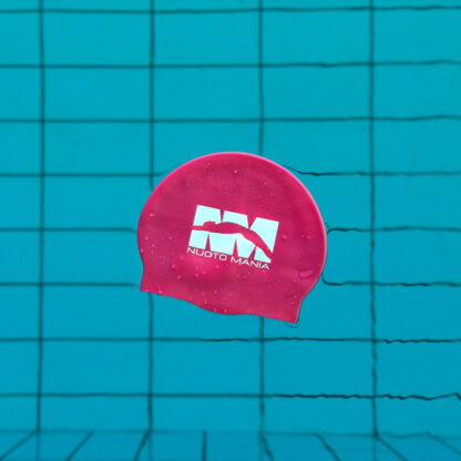 Cuffia silicone big logo Nuoto Mania NM001-fucsia in acqua